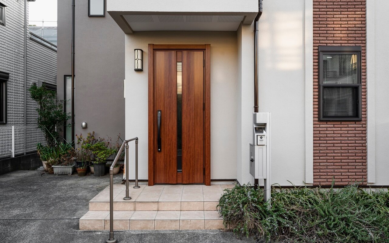 Jangan Asal Cat! Ini Warna Pintu Rumah yang Harus Dihindari dan Rekomendasinya