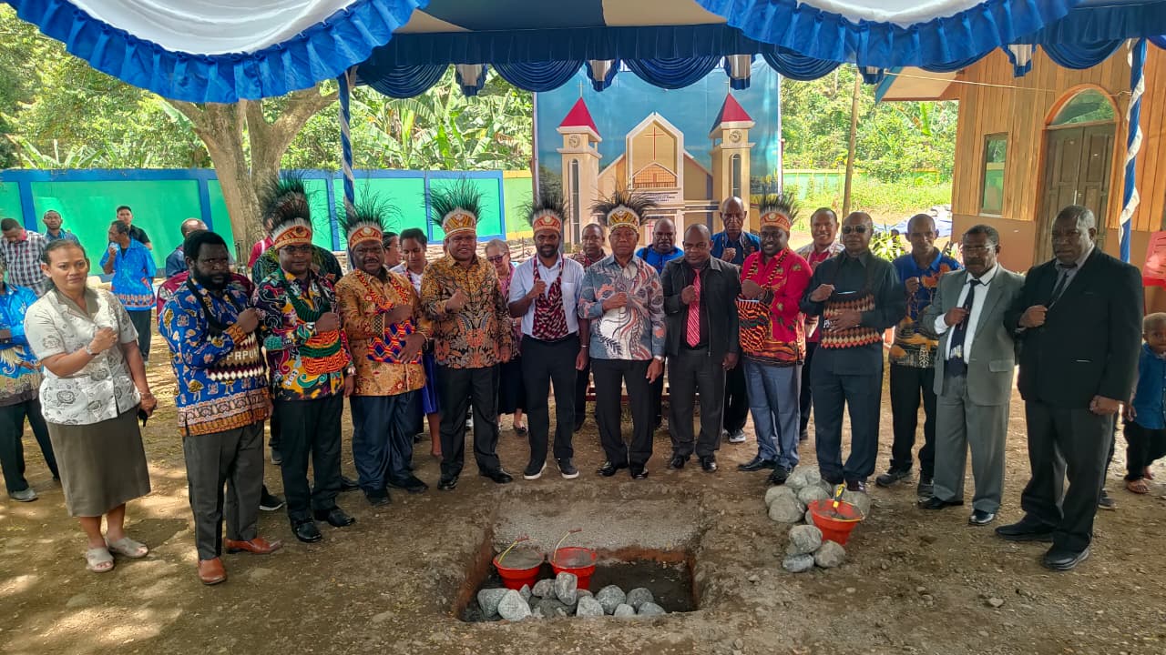 Khidmat! Peletakan Batu Pertama Gereja GPKAI Paulus Aiwou Dihadiri Gubernur Papua Barat