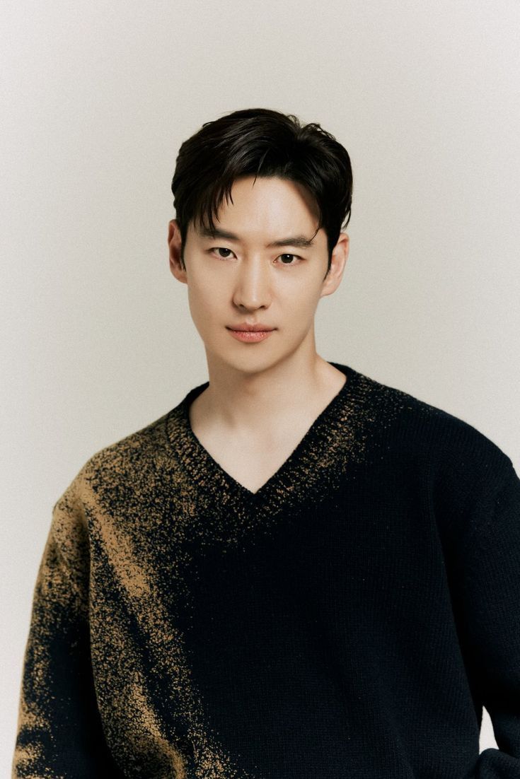 Biodata Lee Je-hoon Lengkap: Karier, Penghargaan, dan Fakta Menarik