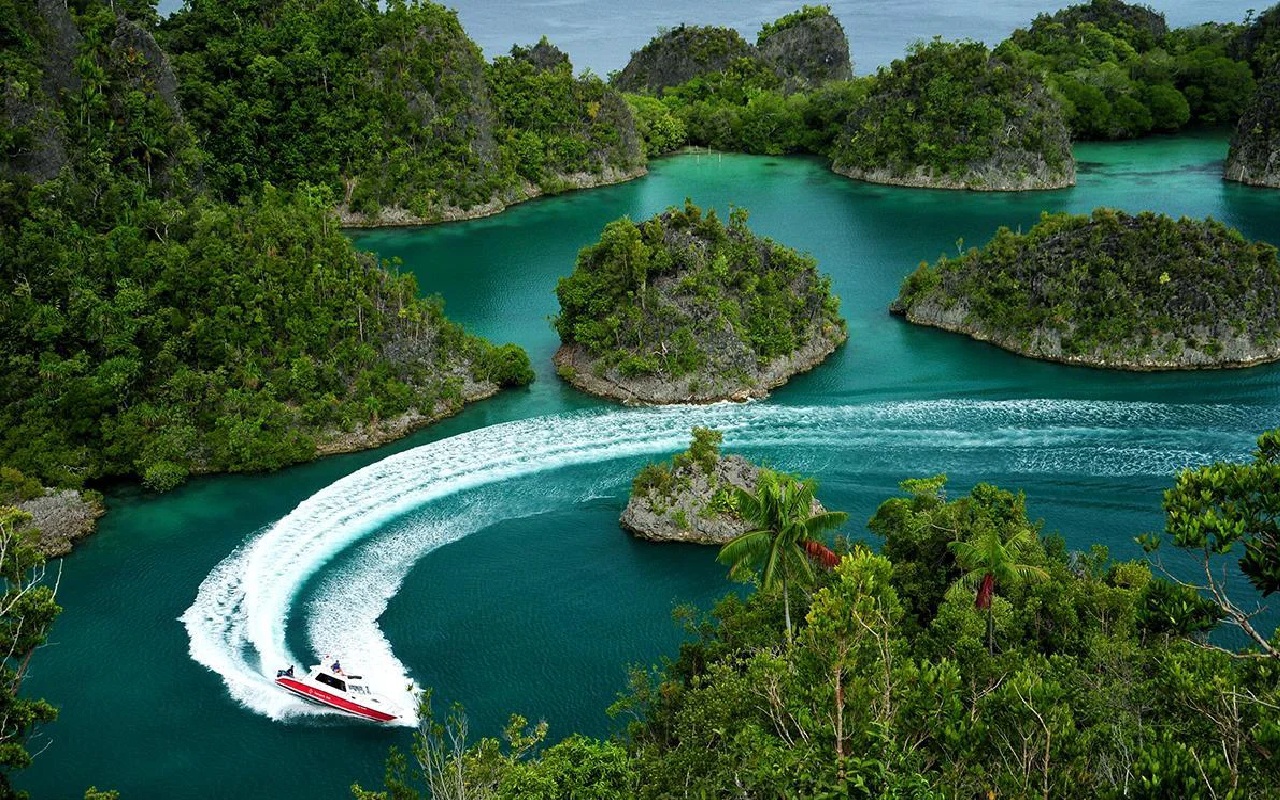 5 Pesona Papua Barat yang Memikat, Ada Danau di Pegunungan hingga Taman Nasional Laut