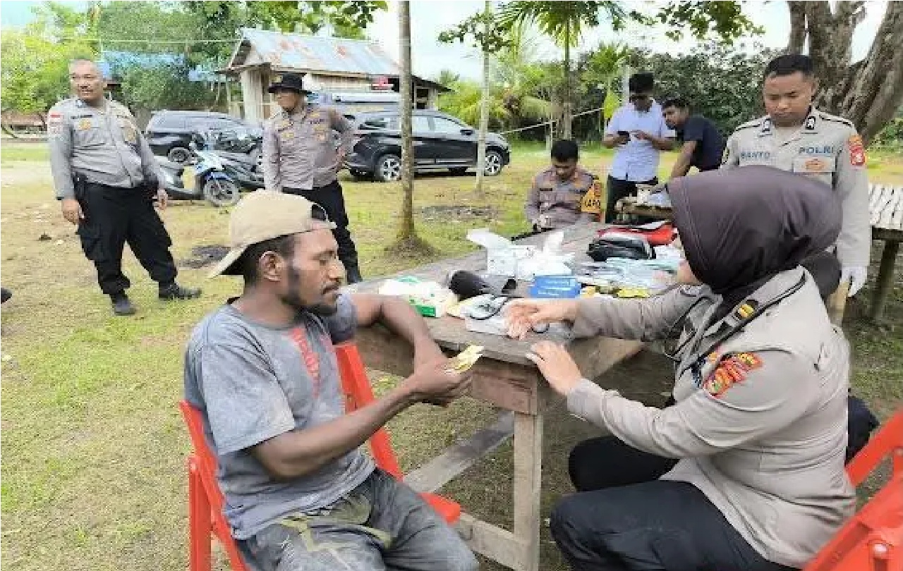 Aksi Humanis Satgas Damai Cartenz di Papua, Warga Desa Waaf Terima Pengobatan Gratis