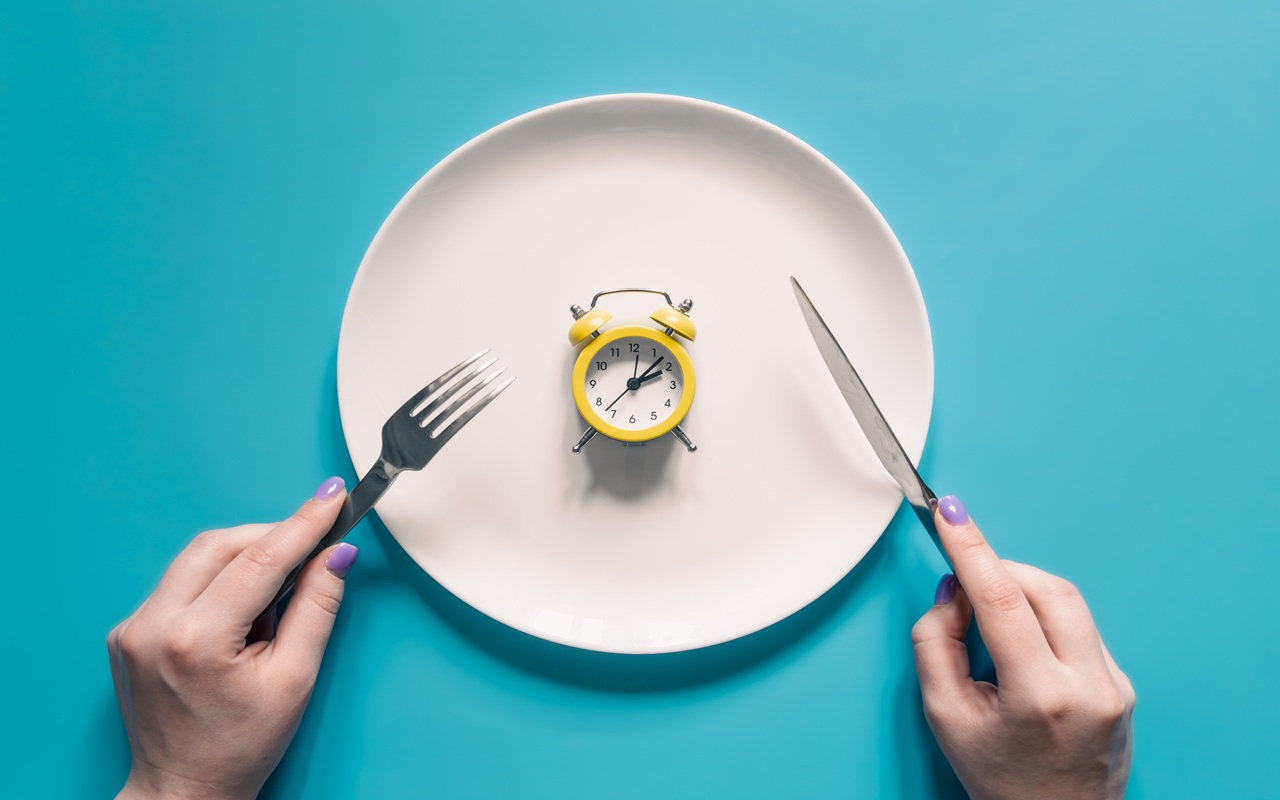 Benarkah Makan Malam Lebih Baik daripada Sarapan Saat Intermittent Fasting?
