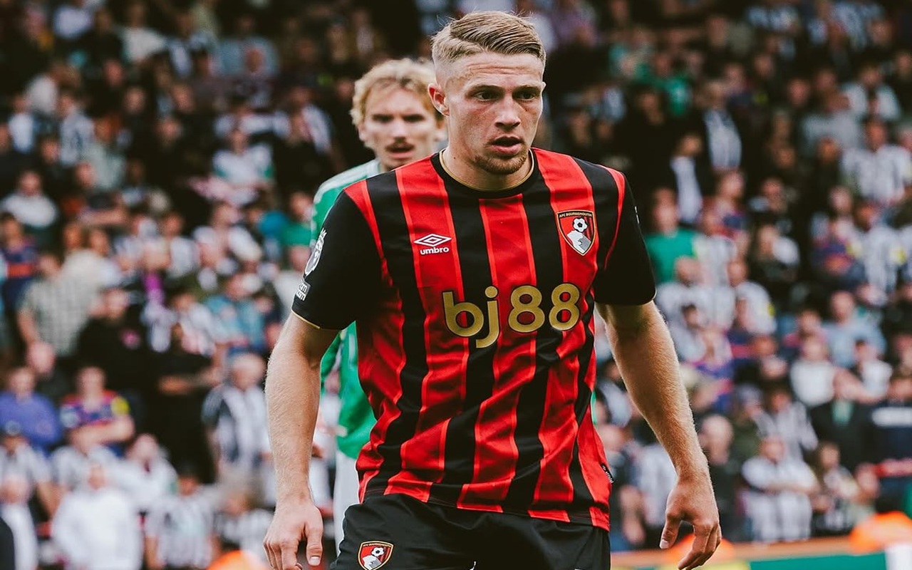 Manchester United dan Liverpool Berebut Adrien Truffert, Bournemouth Pasang Harga Tinggi