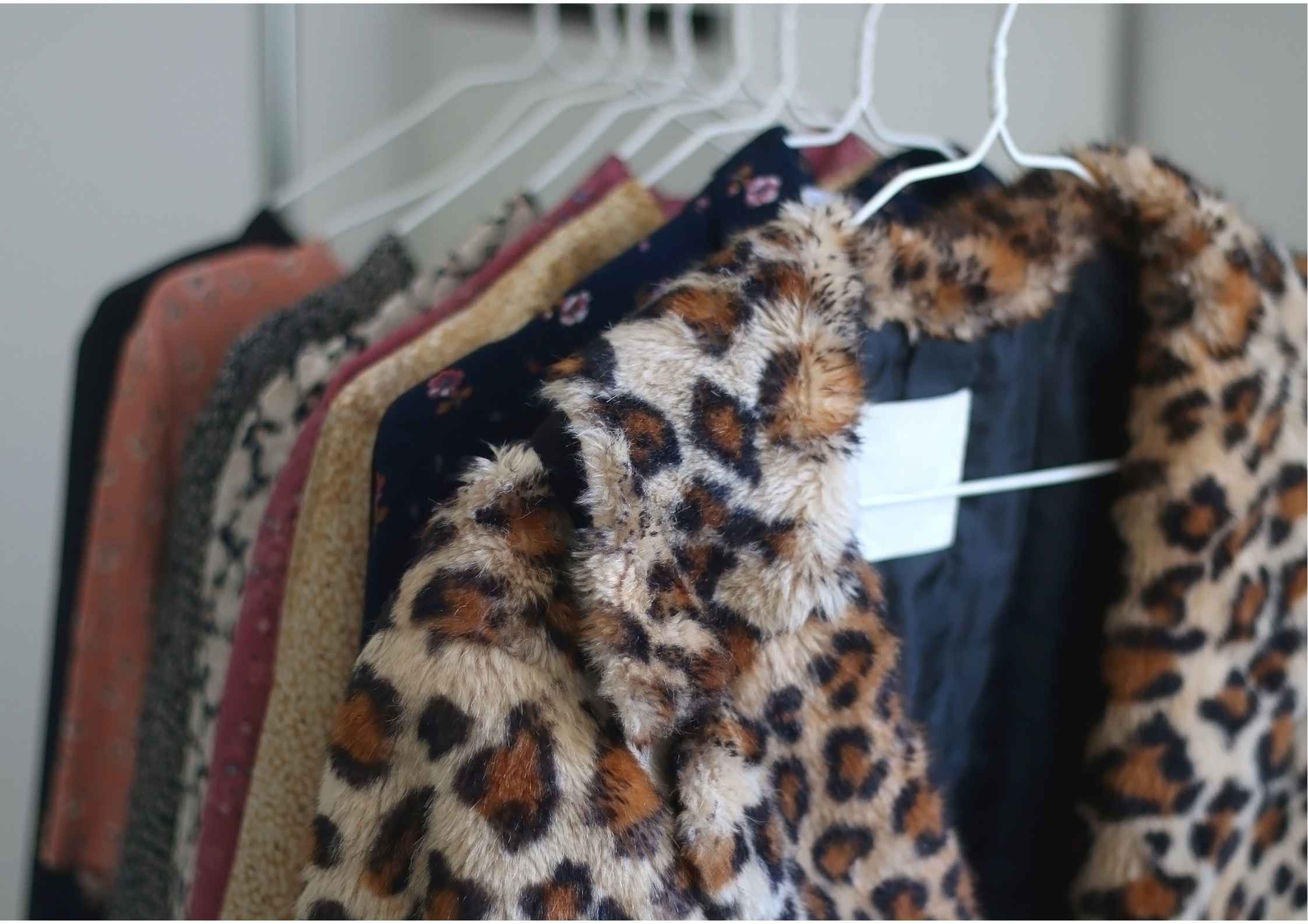 Capsule Wardrobe Kantor: Cukup 10 Item Ini untuk Tampil Beda Tiap Hari Selama Sebulan