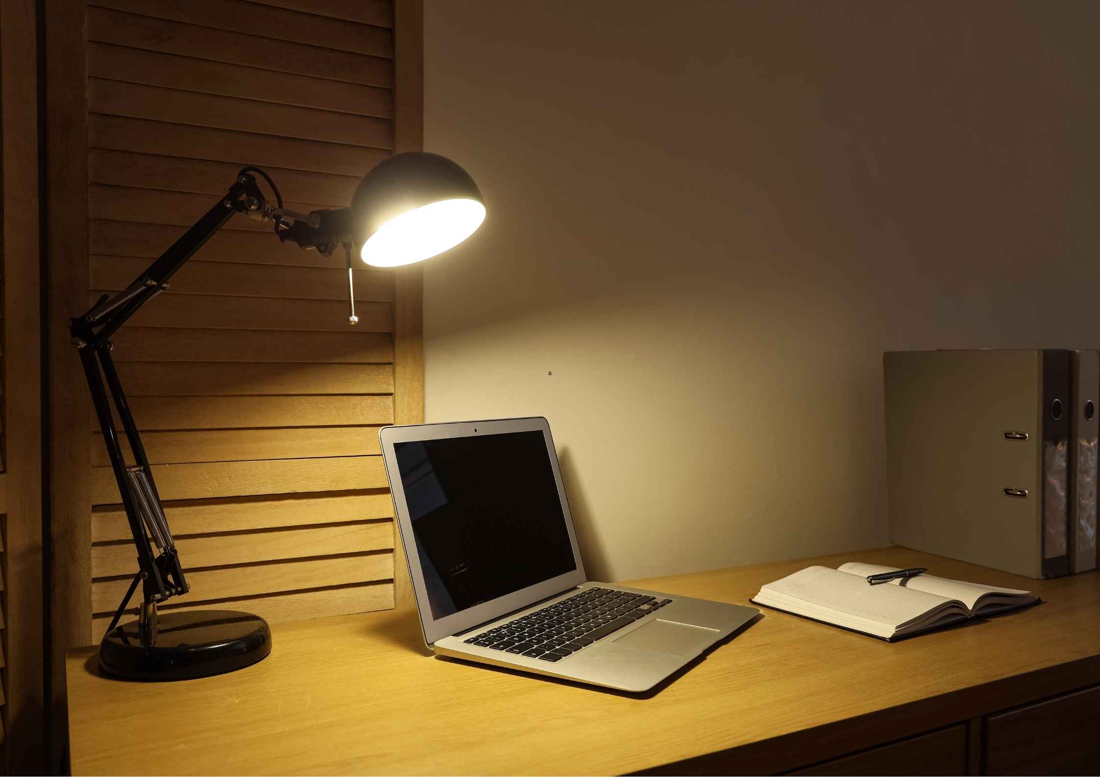 Tips Ruang Kerja Ergonomis: Atur Pencahayaan Kamar Biar Terhindar dari Digital Eye Strain
