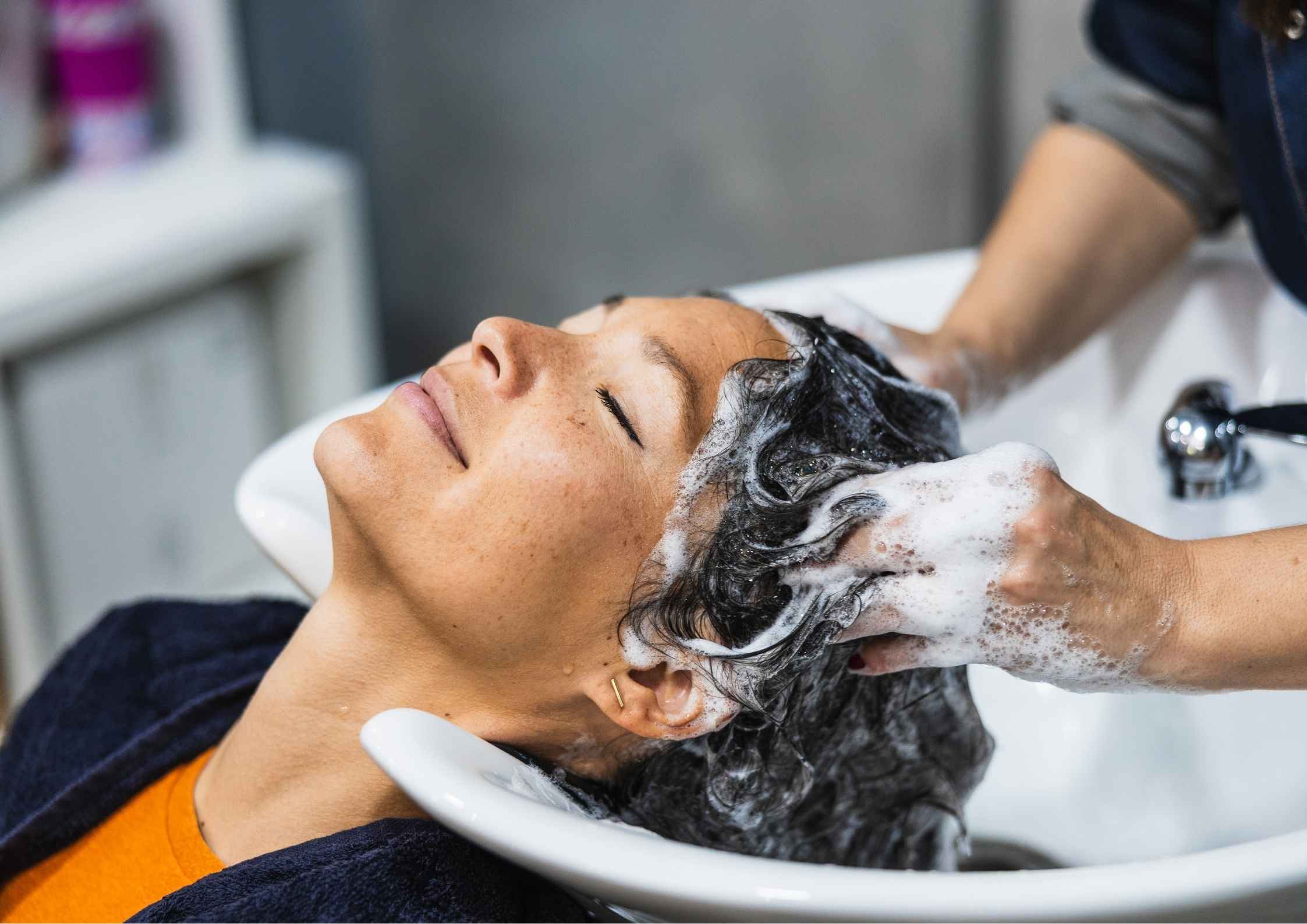 Rambut Lepek Padahal Sudah Keramas? Coba Teknik Double Cleansing Rambut Ini