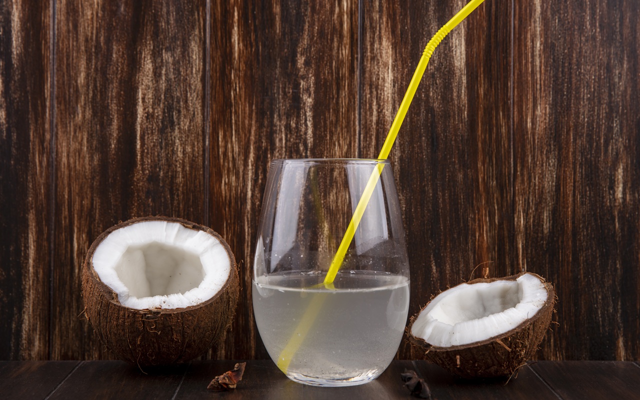 7 Penyakit yang Bisa Terbantu dengan Air Kelapa Muda, Nomor 4 Sering Dialami Banyak Orang
