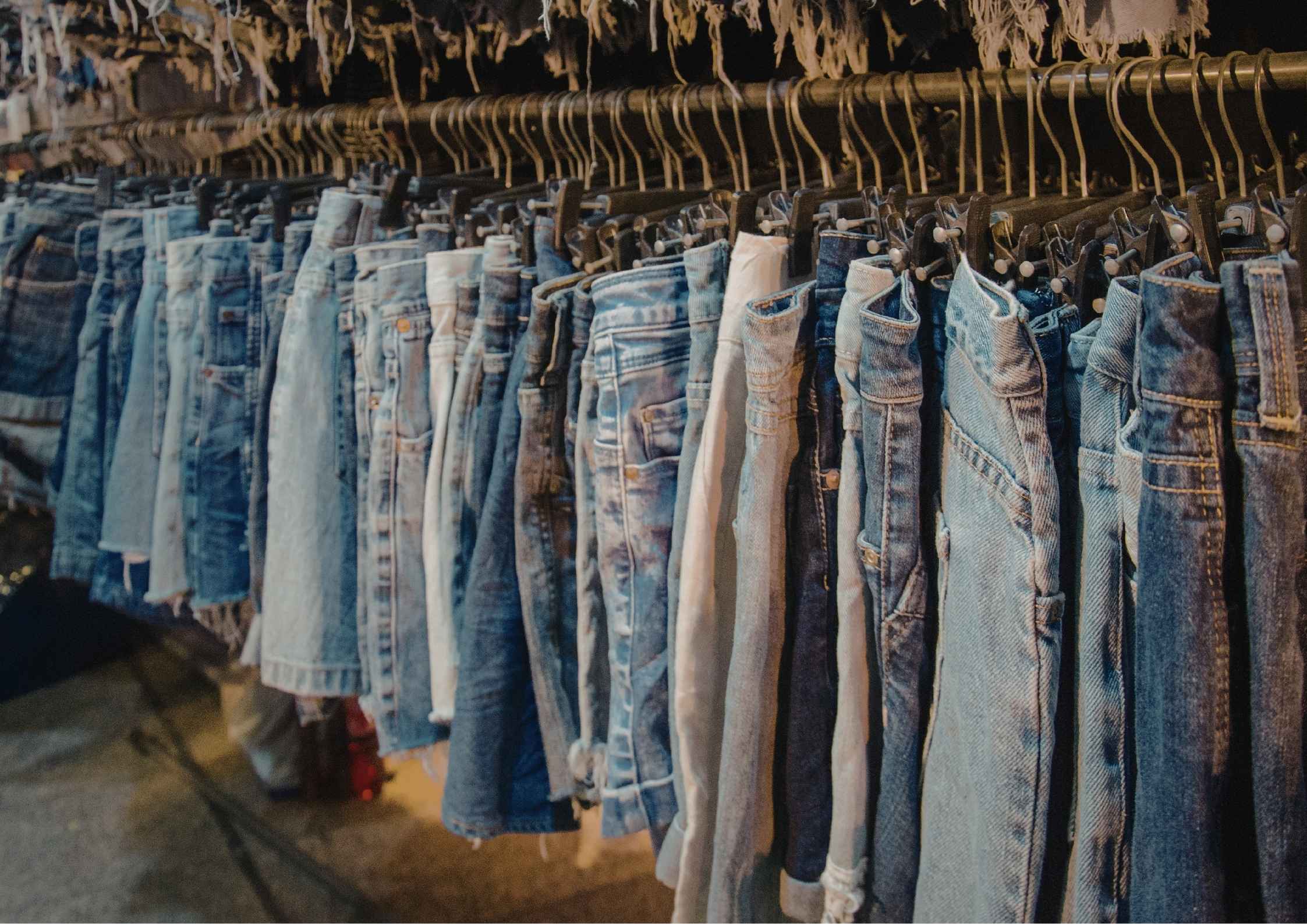 Thrifting Lesu di Ramadhan 2026: Pedagang Pasar Senen Jual Baju Rp5 Ribu Demi Bertahan