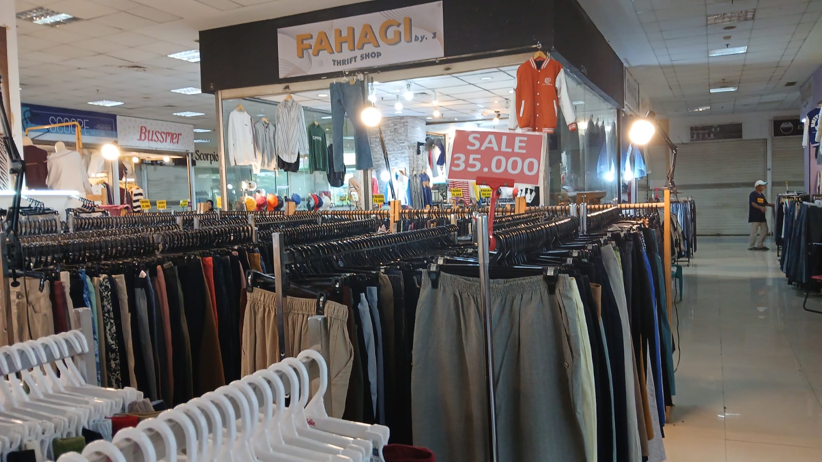 Ramai Thrifting, Tapi Siapa yang Paling Dirugikan?
