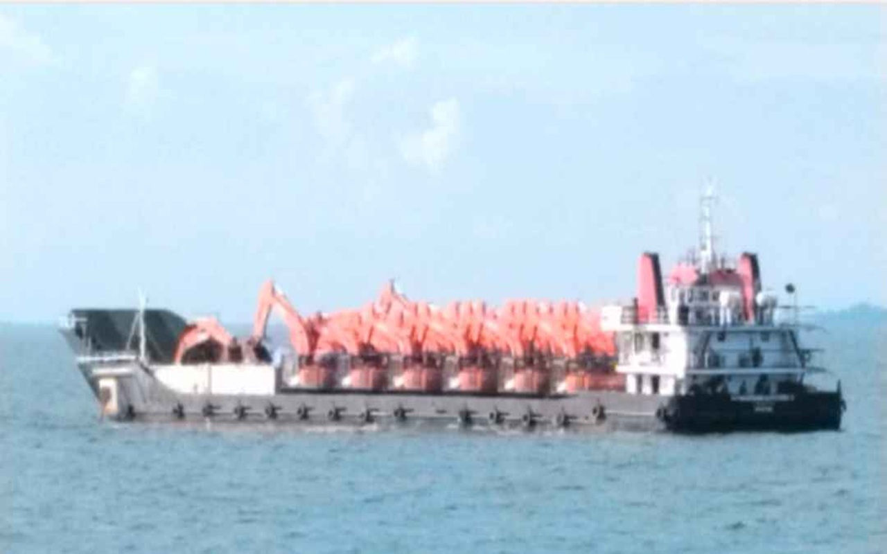 Masyarakat Adat Imekko Waspada, Puluhan Ekskavator Tiba di Pelabuhan Jamarema