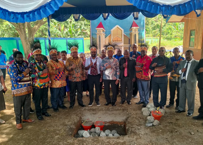 Khidmat! Peletakan Batu Pertama Gereja GPKAI Paulus Aiwou Dihadiri Gubernur Papua Barat