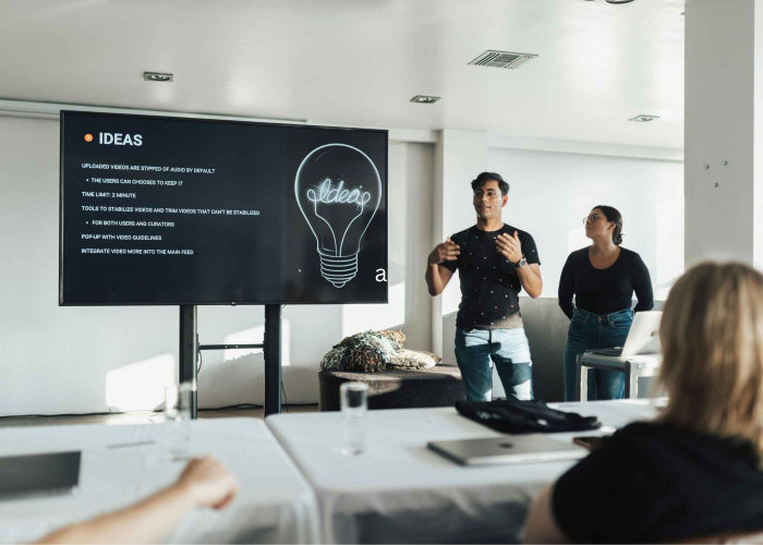 Gemetar Saat Presentasi? 5 Trik Psikologi Agar Tampil Tenang dan Berwibawa di Depan Bos