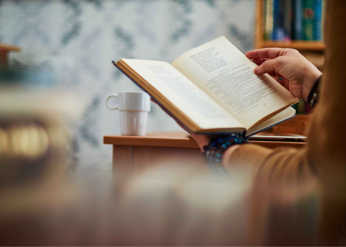 Rutinitas Membaca Sebelum Tidur dan Dampaknya bagi Kesehatan Mental