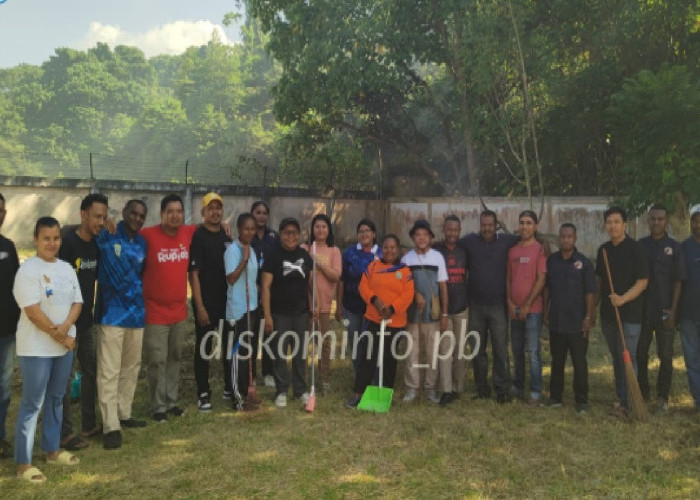 Budaya Gotong Royong Tetap Hidup! Pegawai Kominfo Papua Barat Bersihkan Lingkungan Kantor