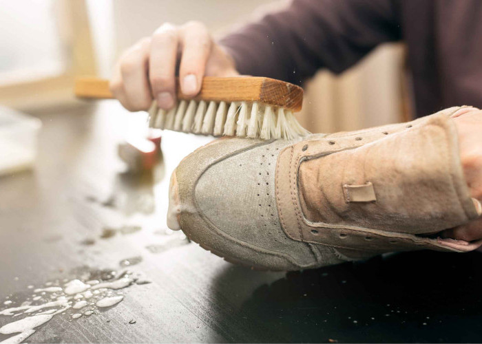 Sepatu Bau Apek padahal Mau Dipakai Kerja Besok Pagi? Ini Trik Kilat Netralisir Aroma Busuk