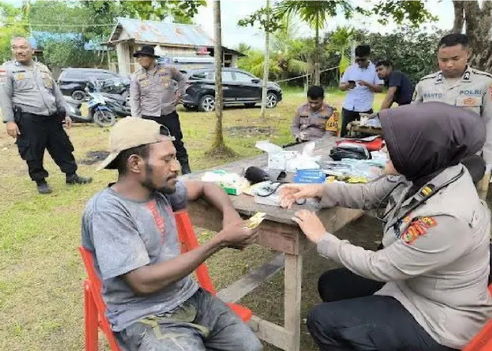 Aksi Humanis Satgas Damai Cartenz di Papua, Warga Desa Waaf Terima Pengobatan Gratis