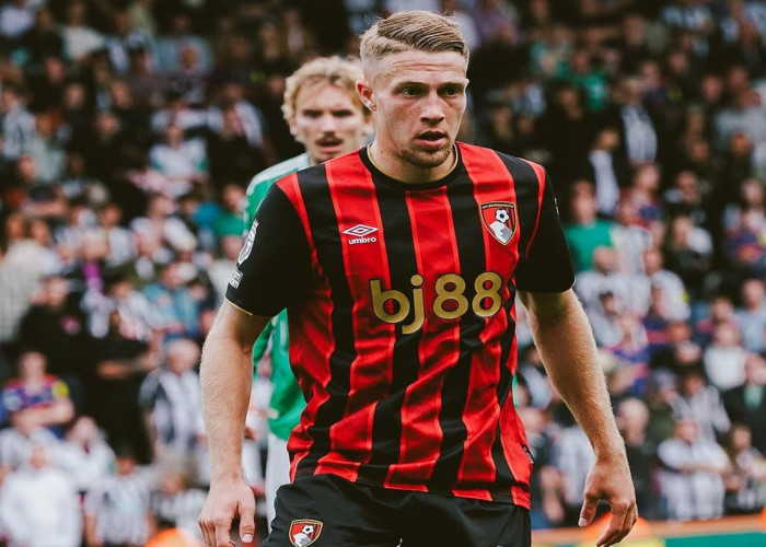 Manchester United dan Liverpool Berebut Adrien Truffert, Bournemouth Pasang Harga Tinggi