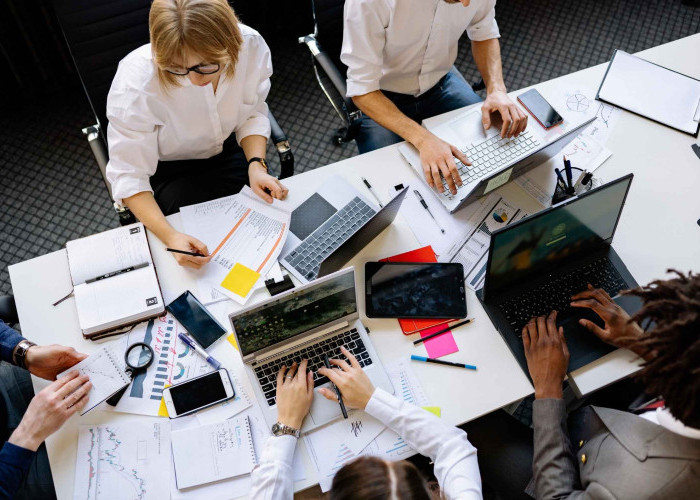 Survival Guide Hari Pertama Kerja: Cara Elegan Masuk Lingkungan Baru Tanpa Terlihat Canggung atau Sok Tahu