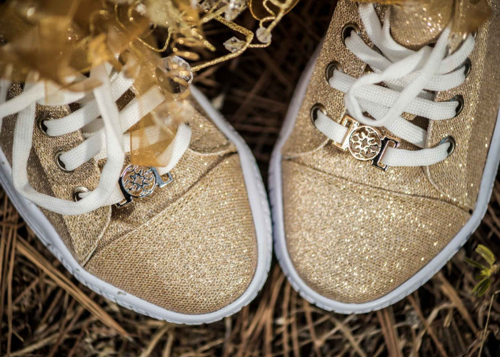 Stop Pakai Blazer Hanya ke Kantor! Ini Cara Pakai Sneakers & Blazer Tanpa Kelihatan 