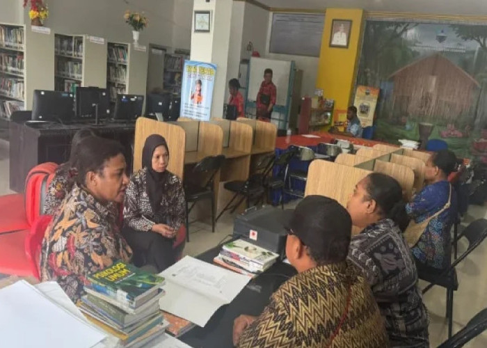 Tingkatkan Layanan Literasi Hukum, Kanwil Kemenkum Papua Barat Tata Koleksi Perpustakaan