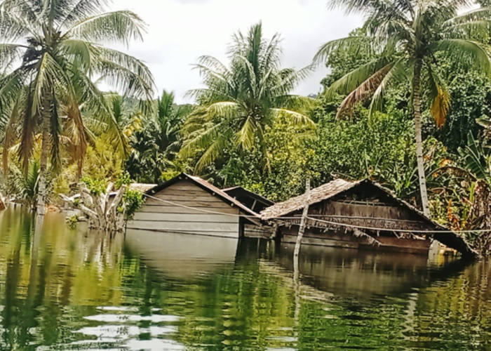 Pemkab Kaimana Salurkan Bantuan untuk Warga Esrotnamba Terdampak Luapan Danau Jamarfata