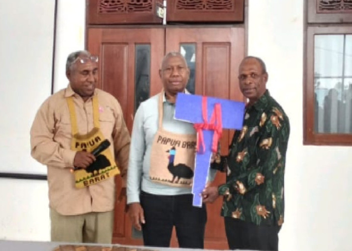 Gubernur Papua Barat Serahkan Bus Operasional untuk SMAN Keberbakatan Olahraga