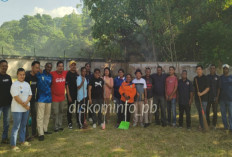 Budaya Gotong Royong Tetap Hidup! Pegawai Kominfo Papua Barat Bersihkan Lingkungan Kantor