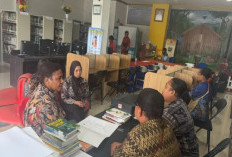 Tingkatkan Layanan Literasi Hukum, Kanwil Kemenkum Papua Barat Tata Koleksi Perpustakaan
