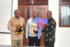 Gubernur Papua Barat Serahkan Bus Operasional untuk SMAN Keberbakatan Olahraga